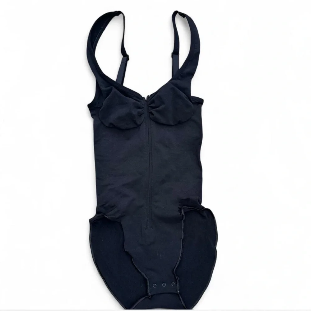 SKIMS *NWOB Seamless Sculpt Zip Front Bodysuit | Onyx - Picture 3 of 10